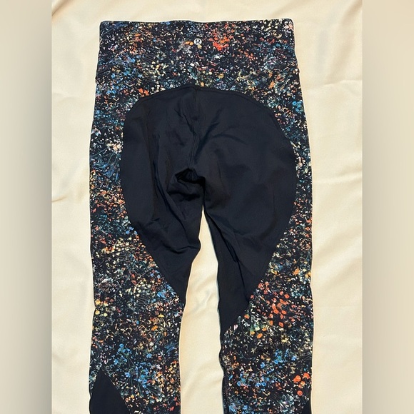 Lululemon Wake & Train Tight *28" in Black/Flowerescent Multi - Size 8 - Picture 7 of 12